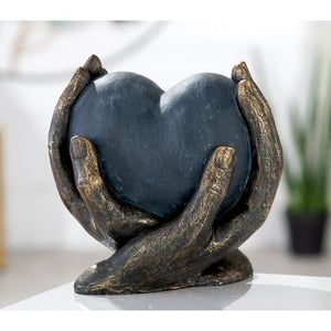 Skulptūra  "Širdis rankose"